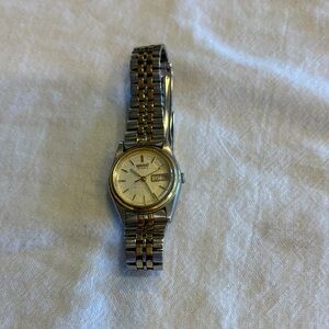 Seiko Gold and Silver Watch visible scratches on crystal and needs battery